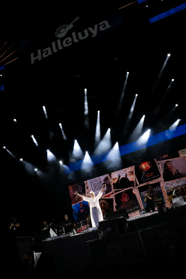 Show de Suely Façanha no Halleluya: palco em luz baixa.