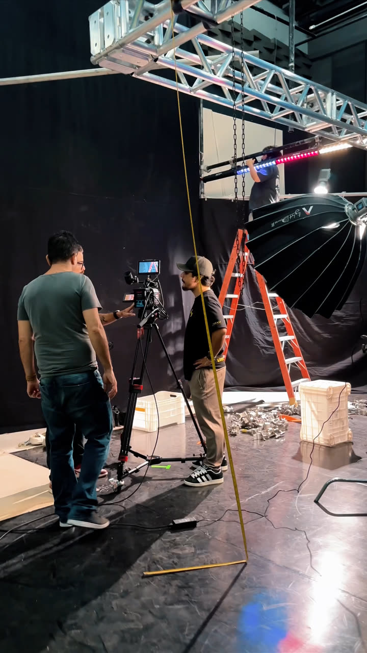 Bastidores da montagem do set do curso de Alziro Barbosa.