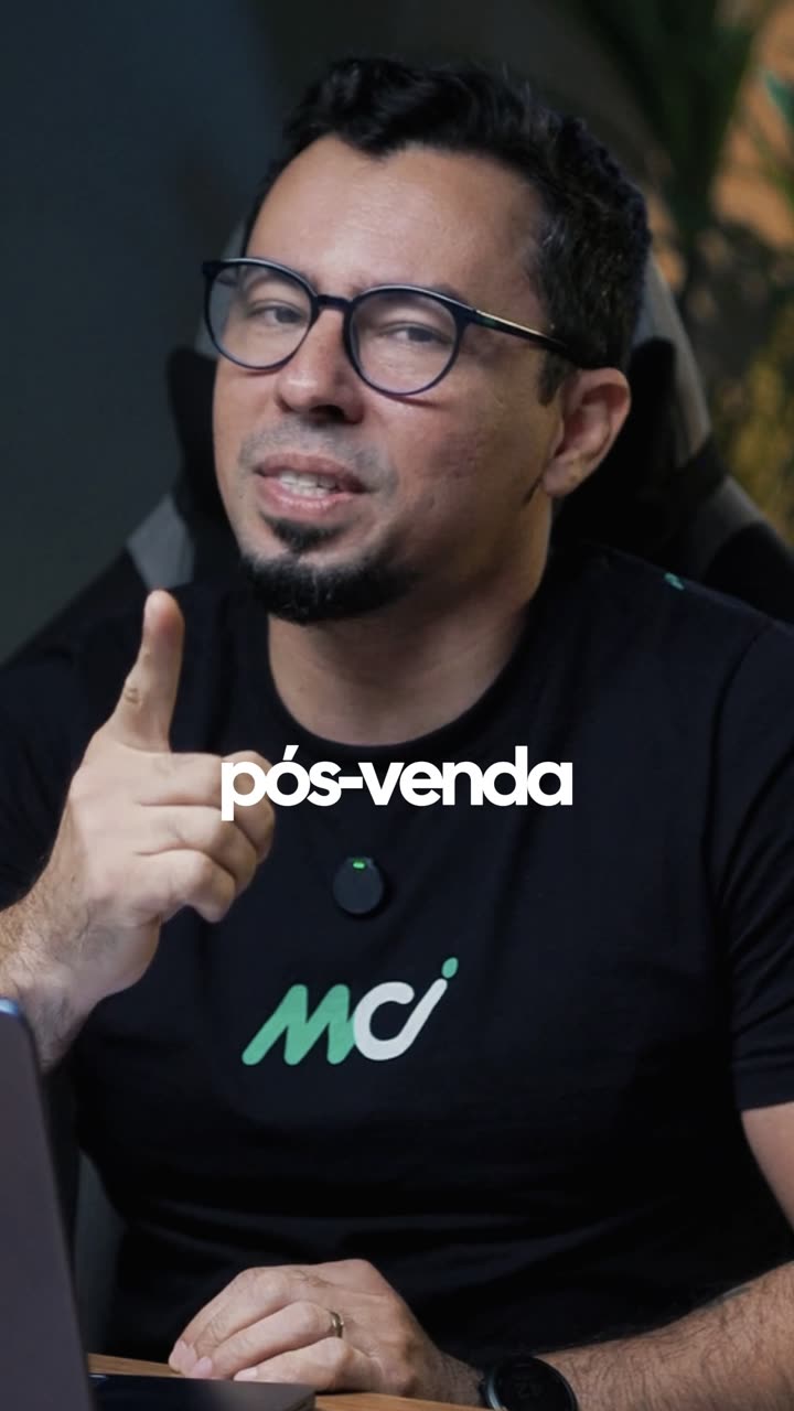 Apresentador de camiseta da MCI falando para a câmera, com a caixa de um produto sobre a mesa.
