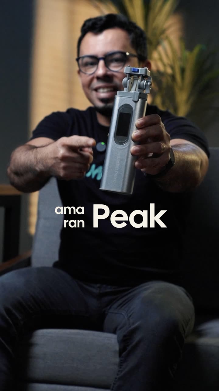 Bateria Amaran Peak montada em tripé, com o visor ligado e informação de capacidade na tela.