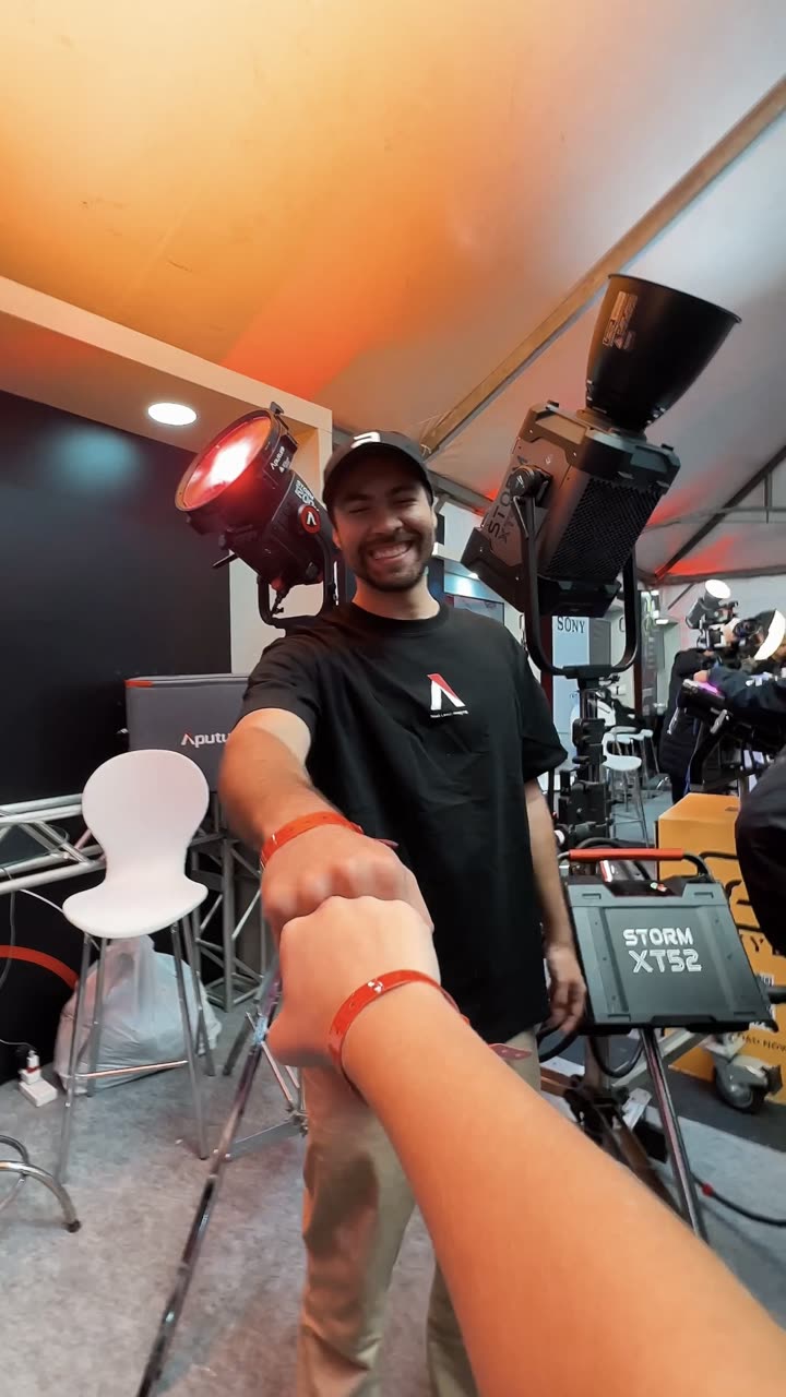 Story de cobertura do estande da Aputure no FilmeCon 2025.